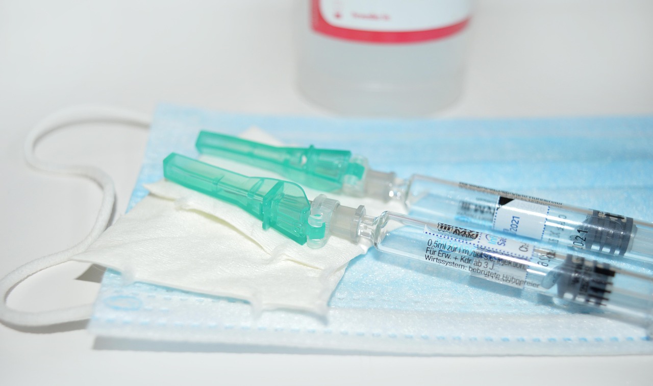 Syringe, face mask, vaccination, flu vaccination, flu vaccine, flu shot, influenza vaccination, healthcare, protection,