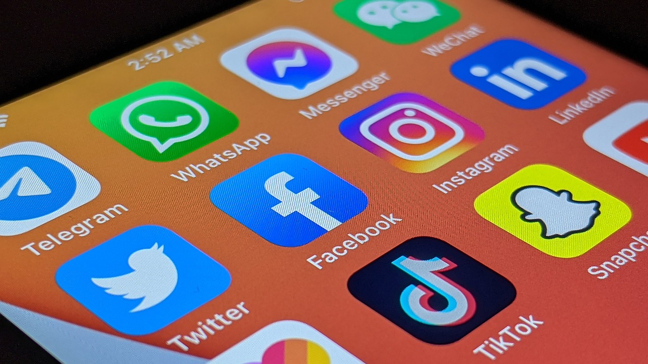 Smartphone screen showing social media apps.
