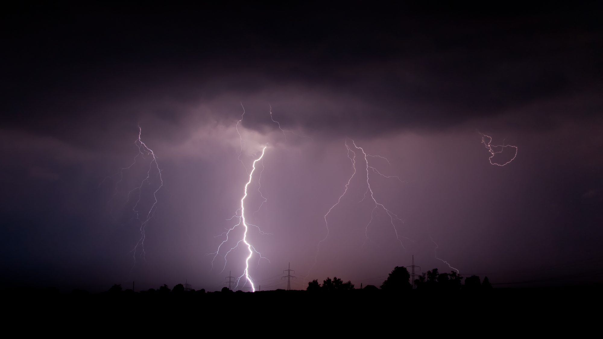 A photo of a thunderstorm.