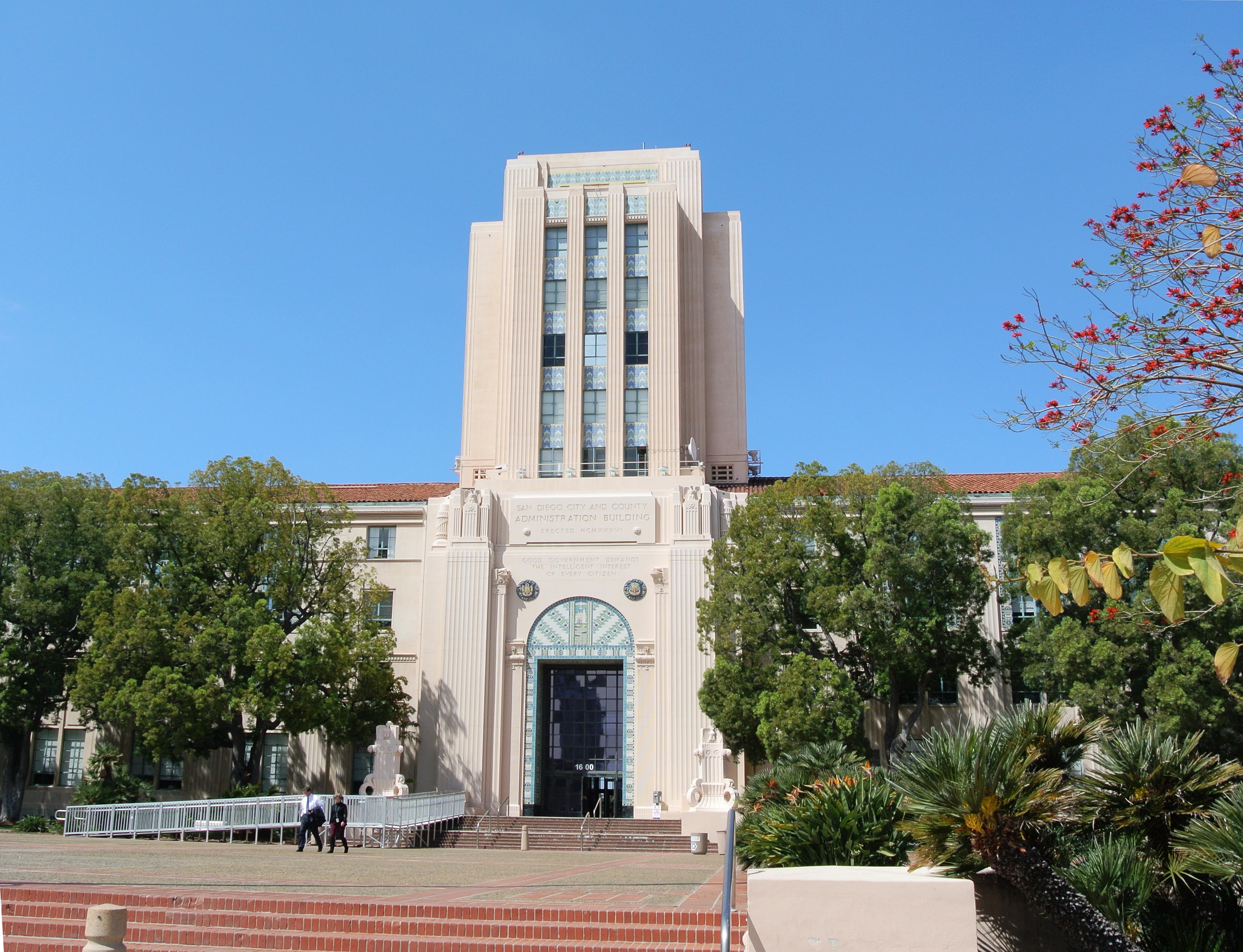 Art Deco government building with a central tower and wide entrance steps.