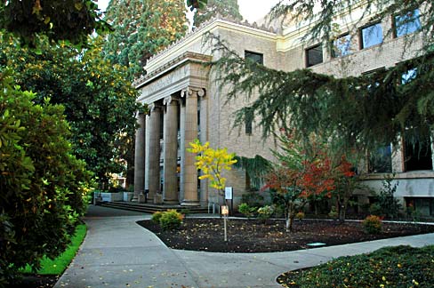 The grounds of the Washington County Courthouse in Hillsboro.