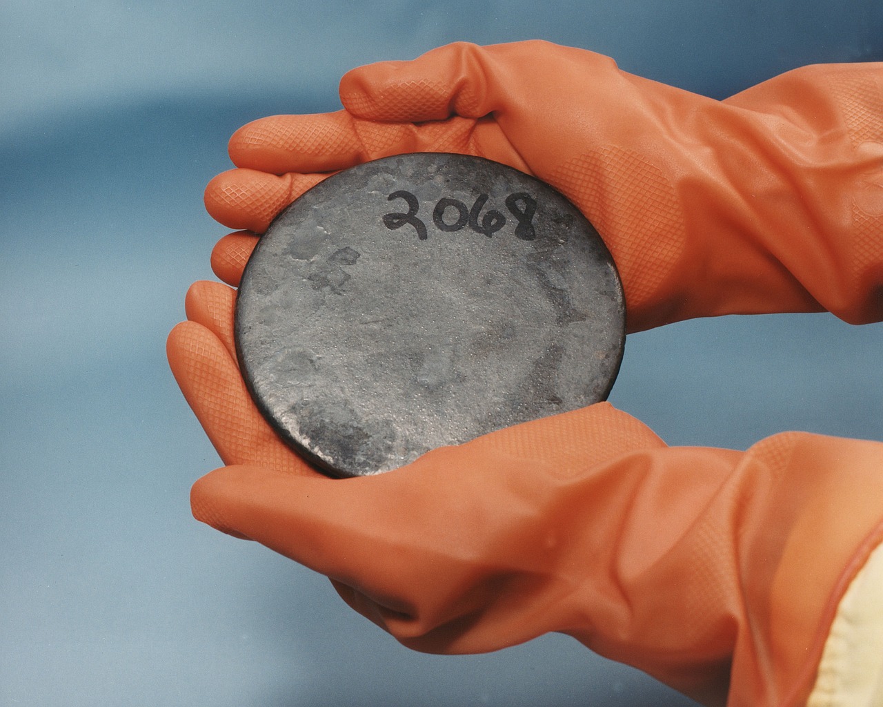 Uranium, radioactive, nuclear, shine, gamma rays, metal, fissile material, nuclear reactor, raw material, science, glove