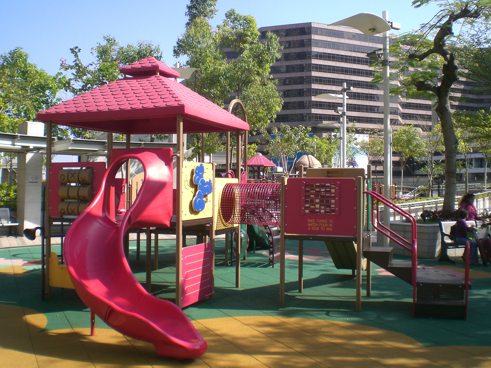 中間道兒童遊樂場滑梯