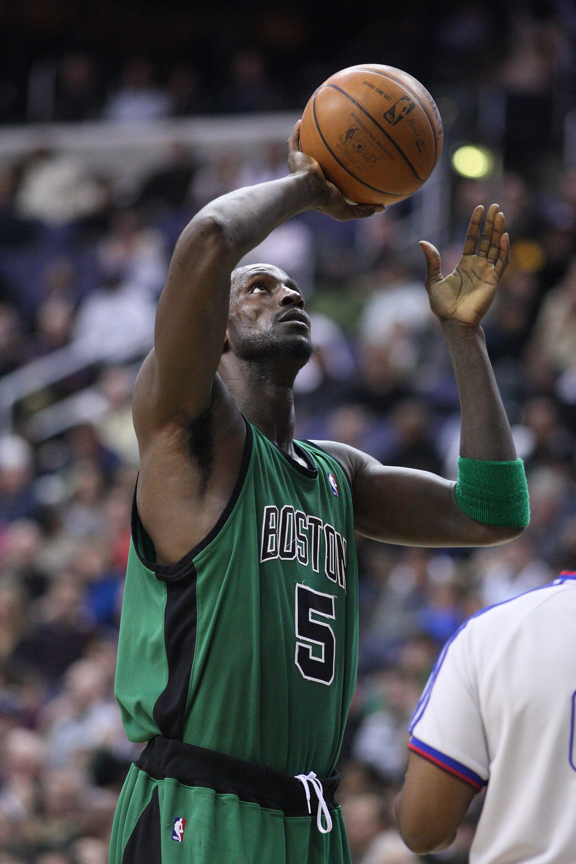 Kevin Garnett shooting a basketball.