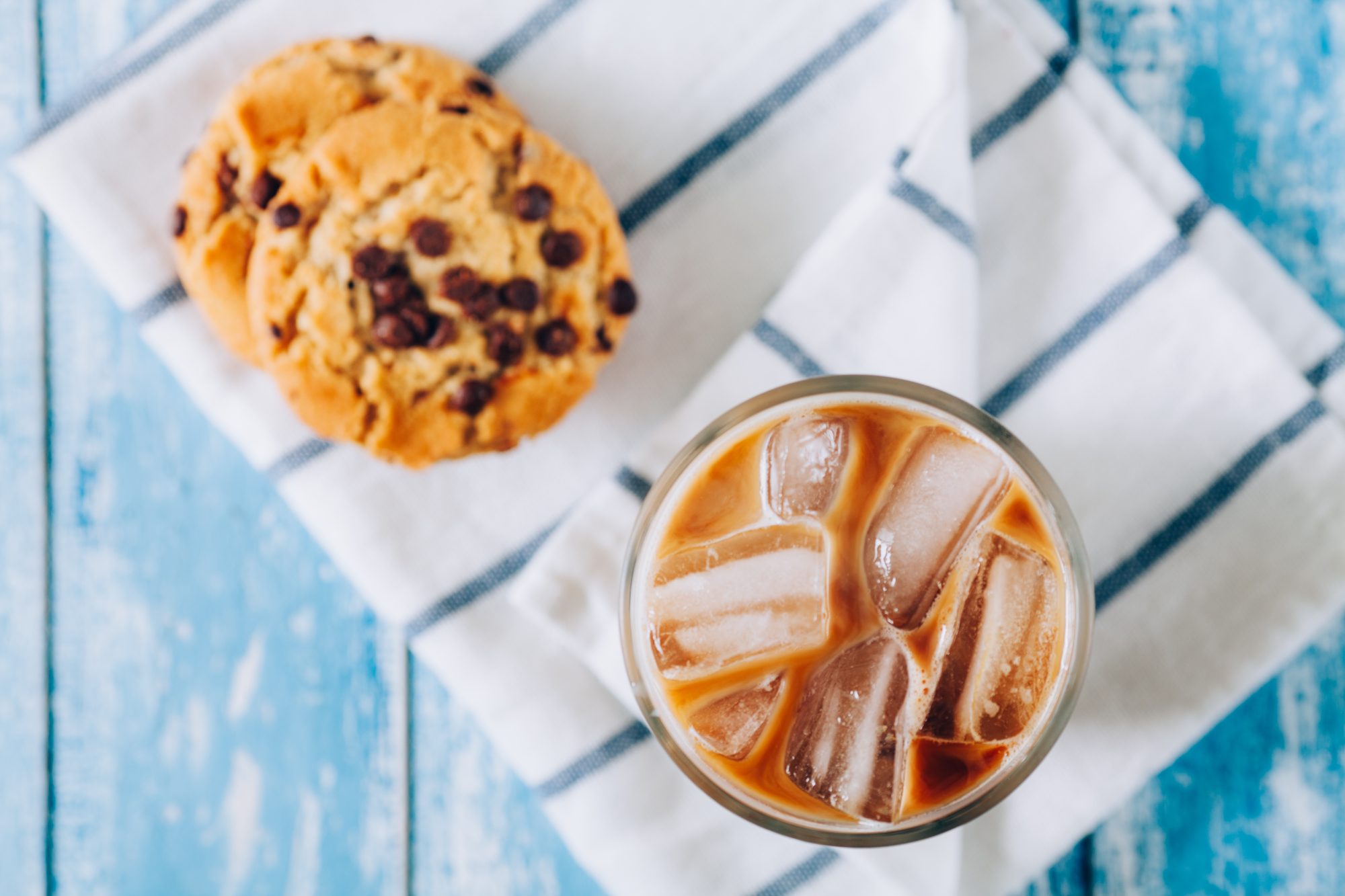 Iced latte with chocolate chip cookies