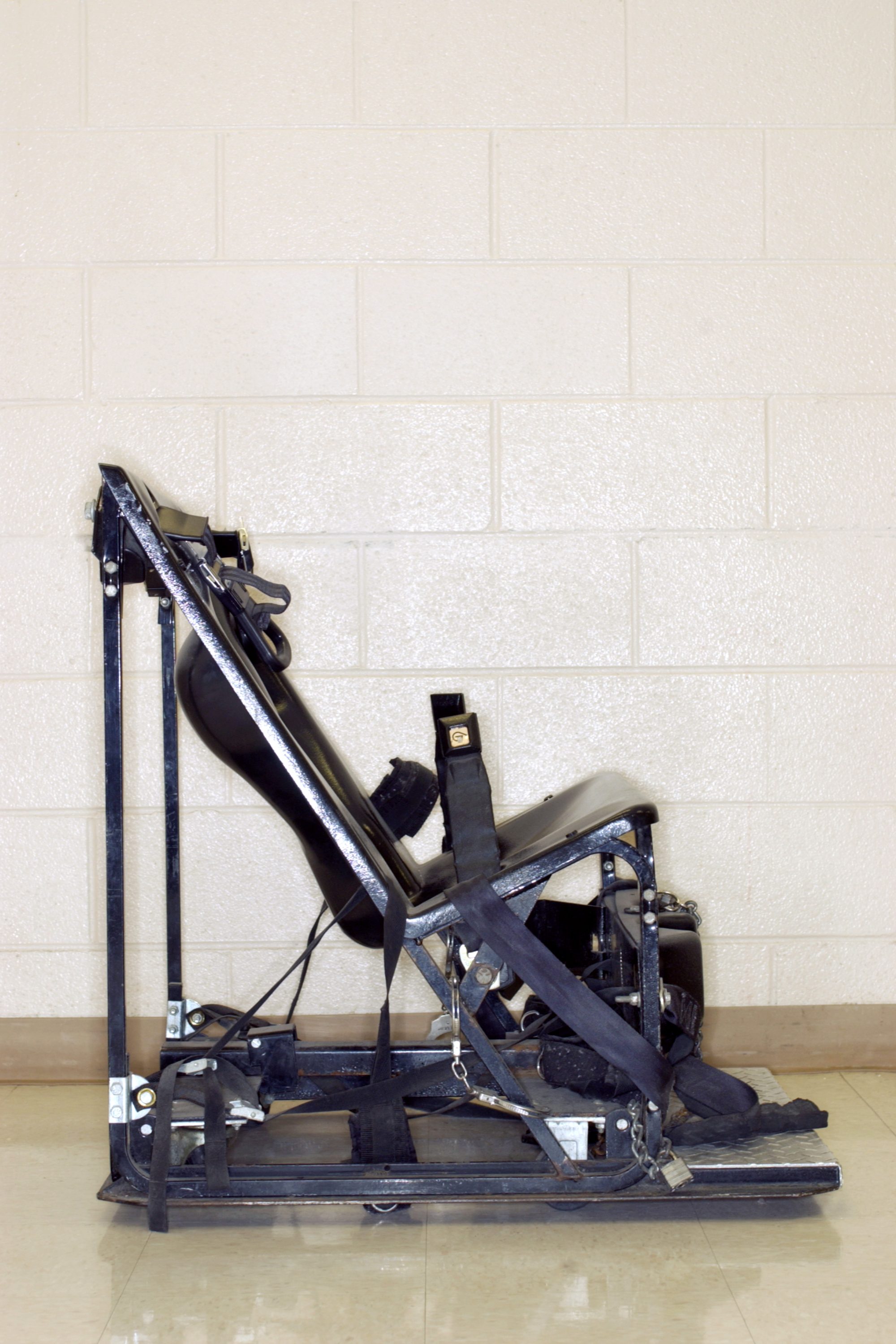 Restraining chair with chains