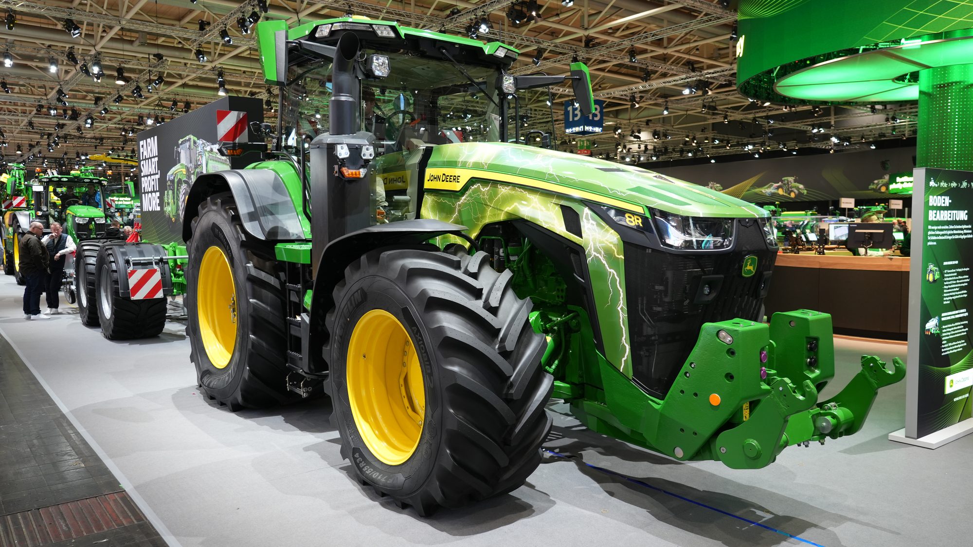 Schrägansicht der Front eines John Deere 8R 410 eAutoPowr, ausgestellt auf der Agritechnica 2023.