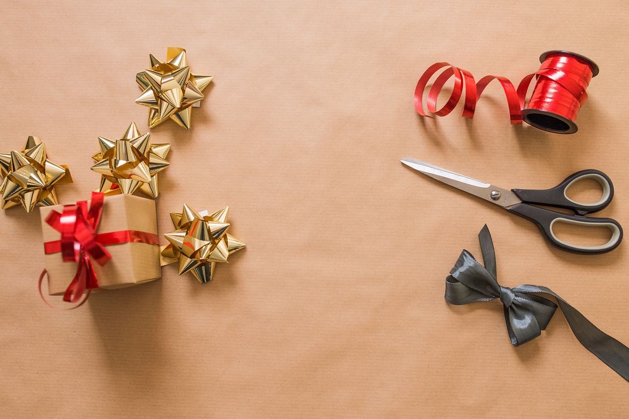 Arts and crafts, bows, ribbons, gift, gift wrapping, present, goft box, art materials, scissors, wrapping paper, celebra