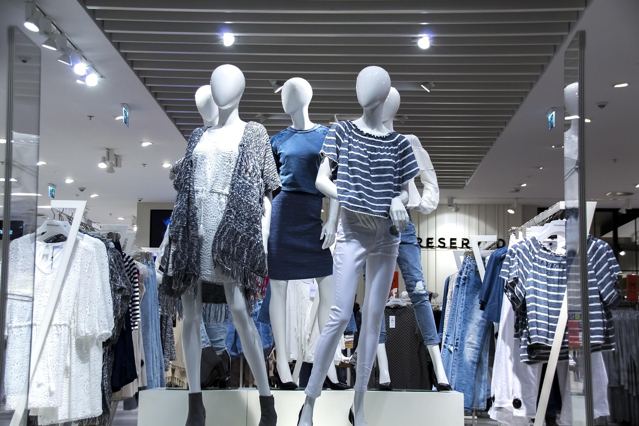 Shopping mall, shopwindow, fashionable clothes, female weaknesses, temptation, mannequin, lifestyle, stylish clothes, fa