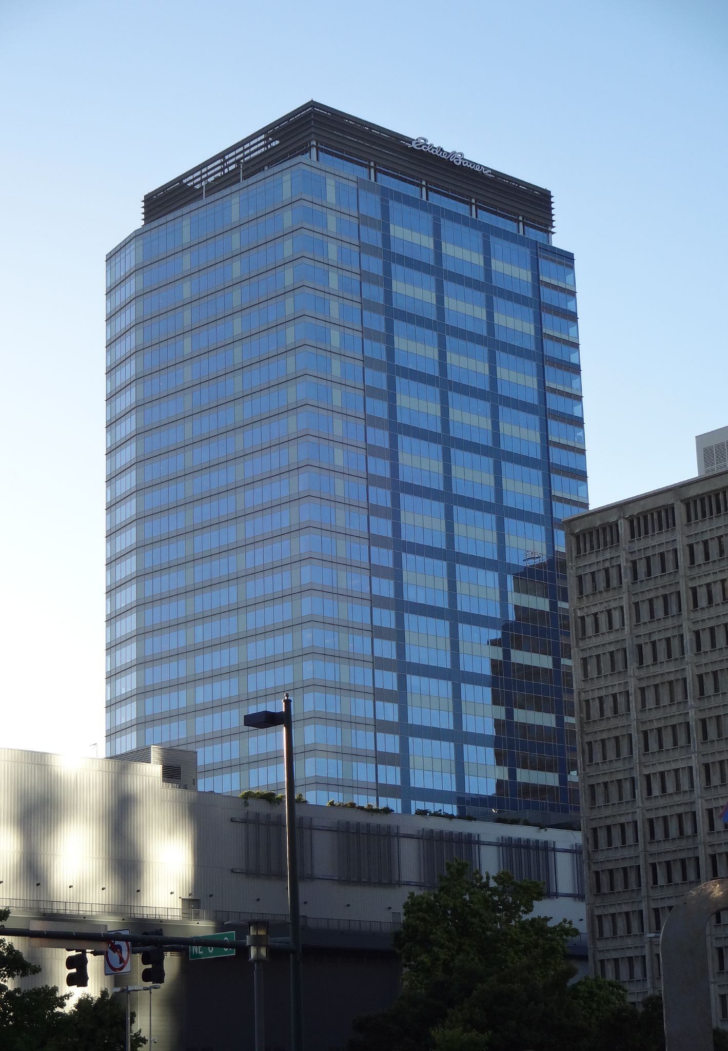 Tall blue glass office tower at Lincoln Square in downtown Bellevue.