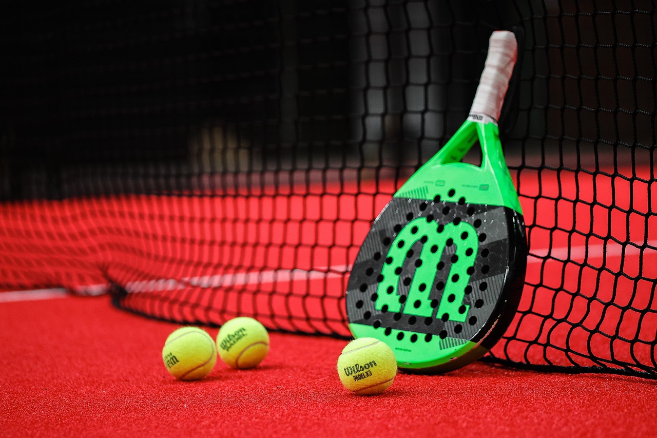 Padel, padel racket, tennis balls, balls, paddle tennis, wilson, sports, racket, net, sports equipment, tennis court, cl