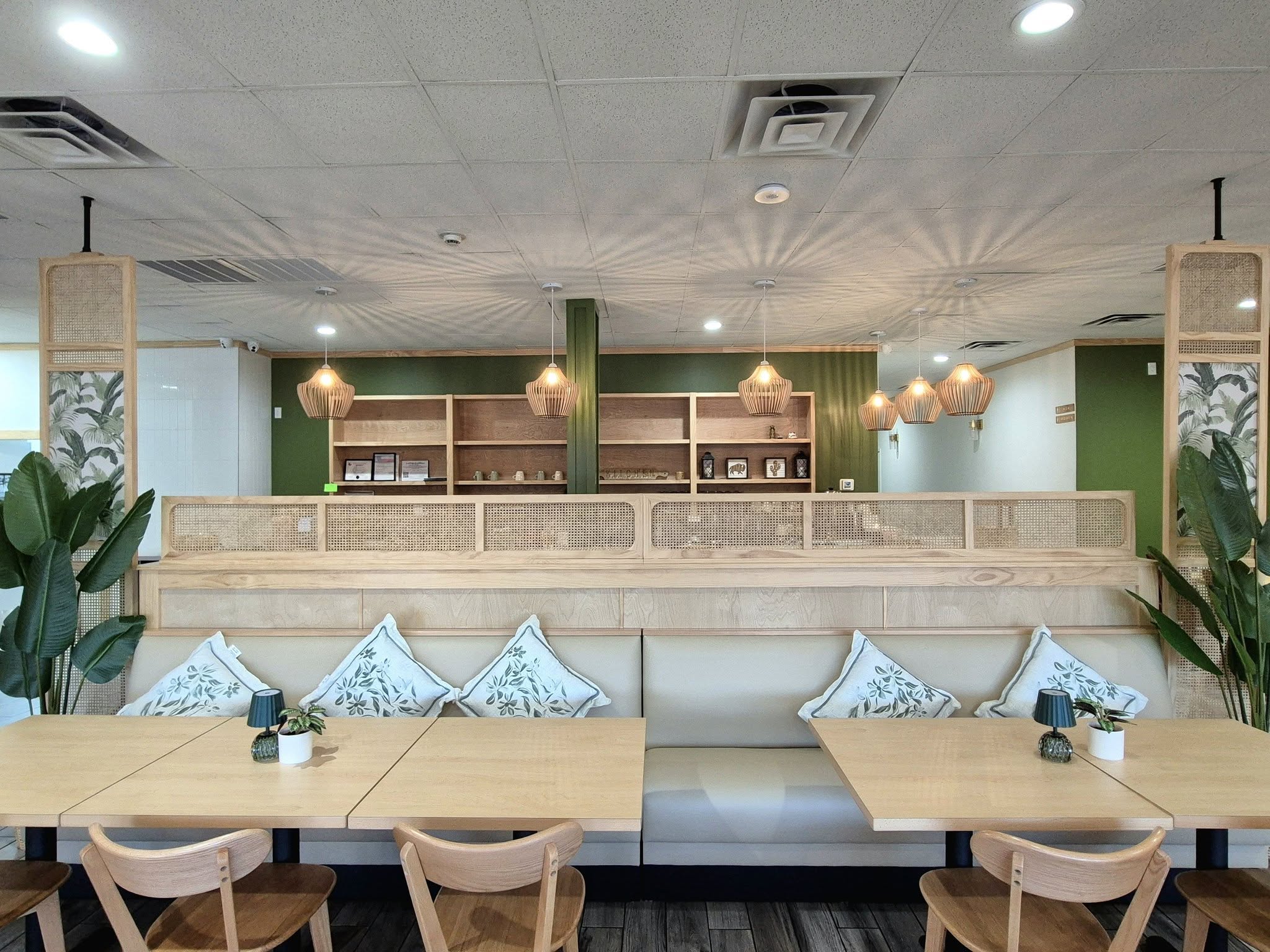 Empty restaurant with tables ready for people to dine.