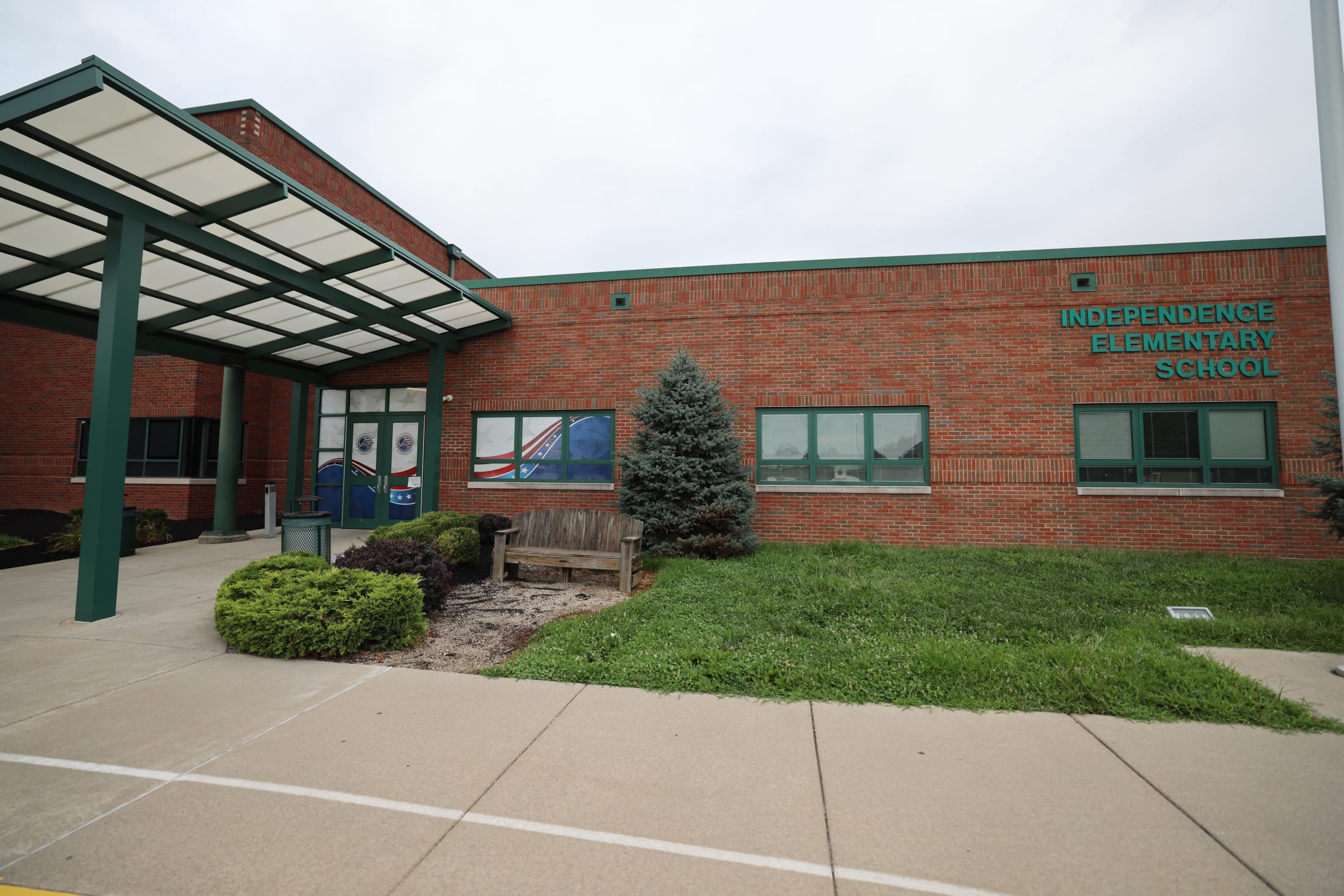 Brick facade and entrance of Independence Elementary School in Liberty Township, Ohio.