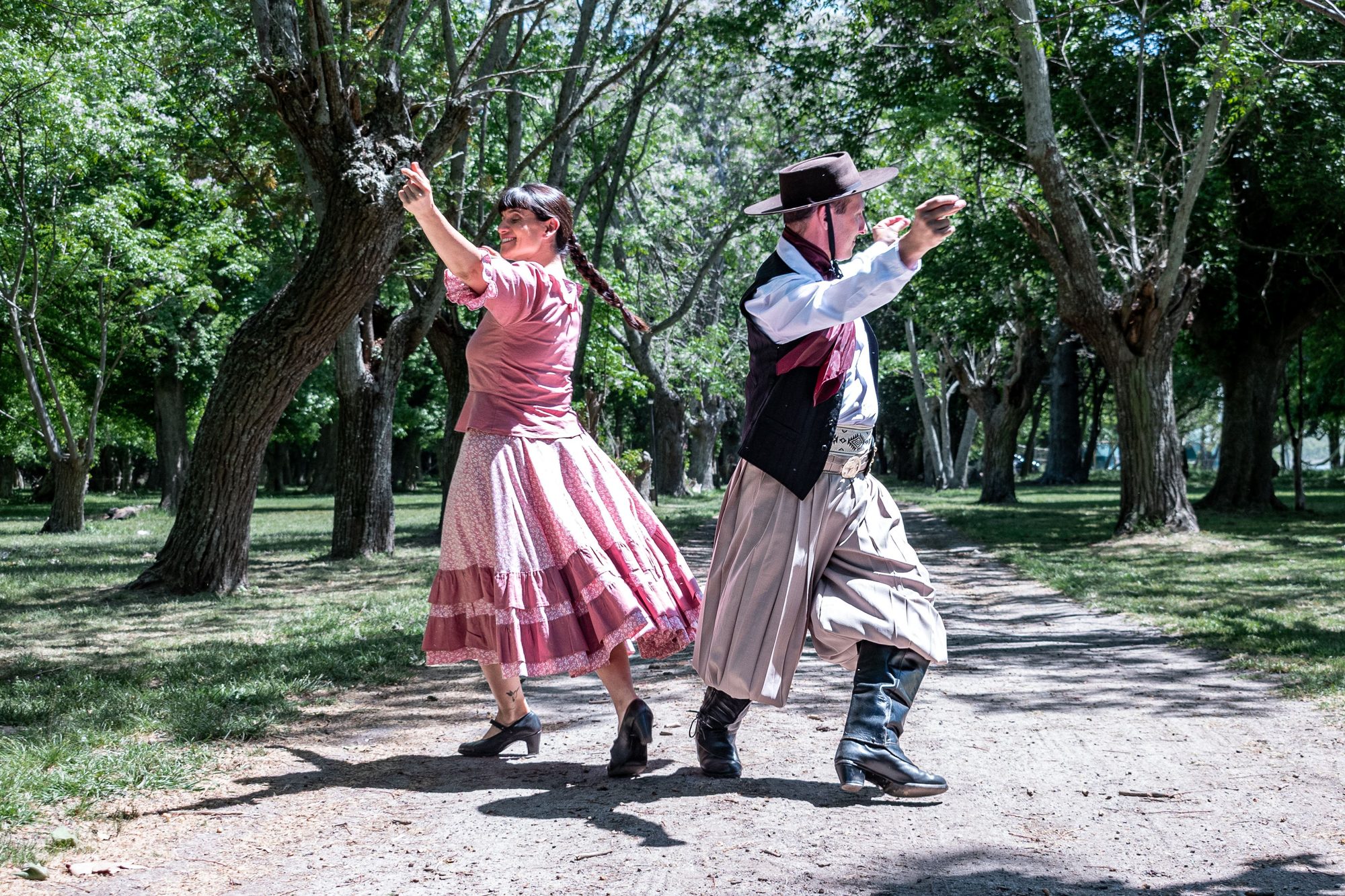 Argentine gauchos performing traditional dance in a rural Chascomús setting.