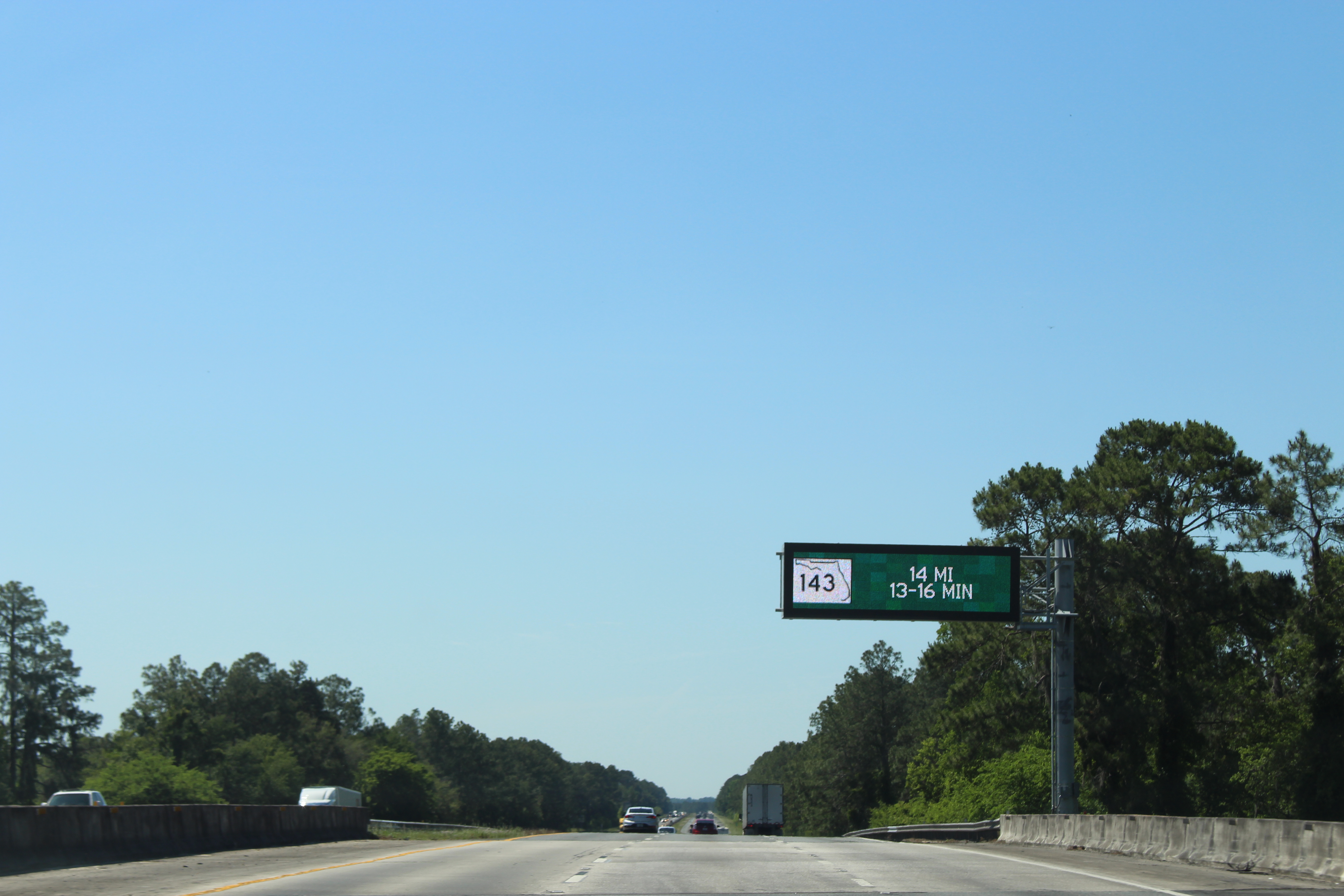 Overhead variable message sign spanning northbound Interstate 75 in Florida.
