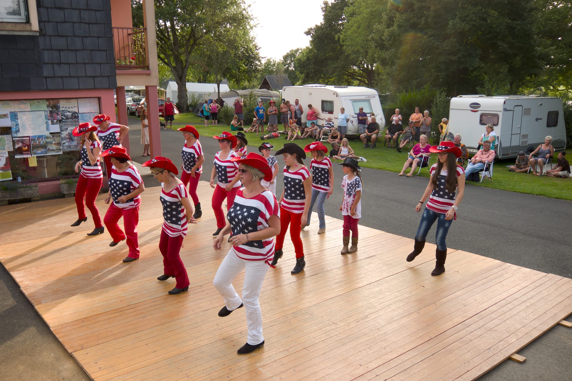 Line dancing au camping municipal ‘Les Vieux Chênes‘ à Chaillac.