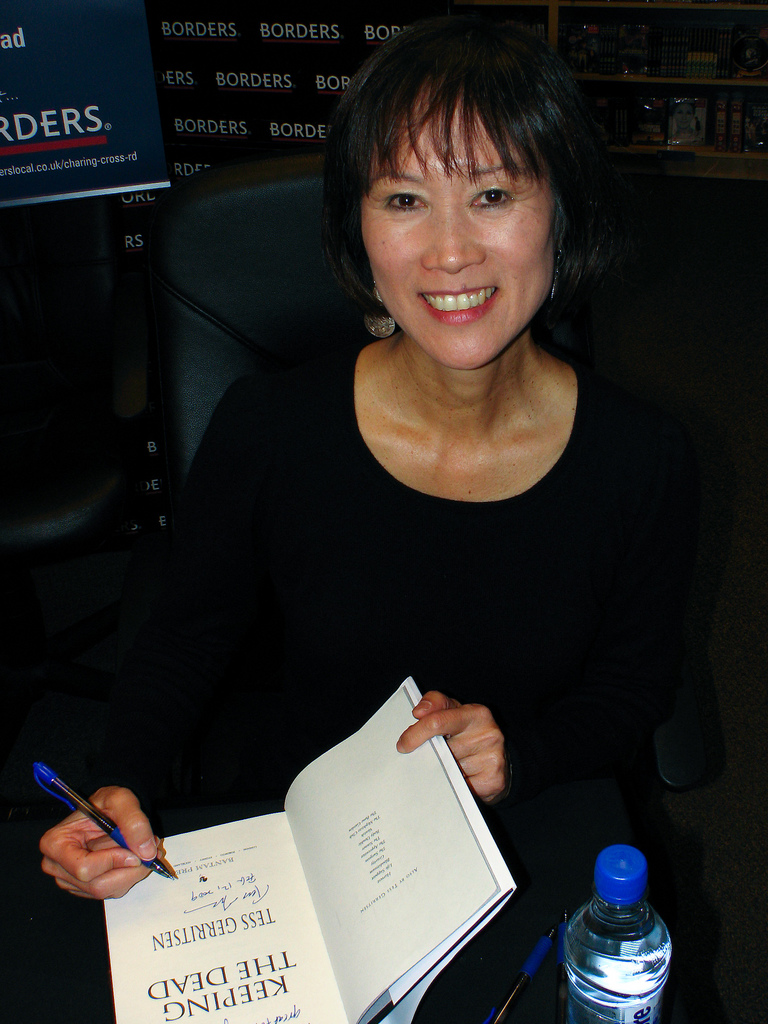 Best-selling author Tess Gerritsen signing my copy of Keeping The Dead at Borders.