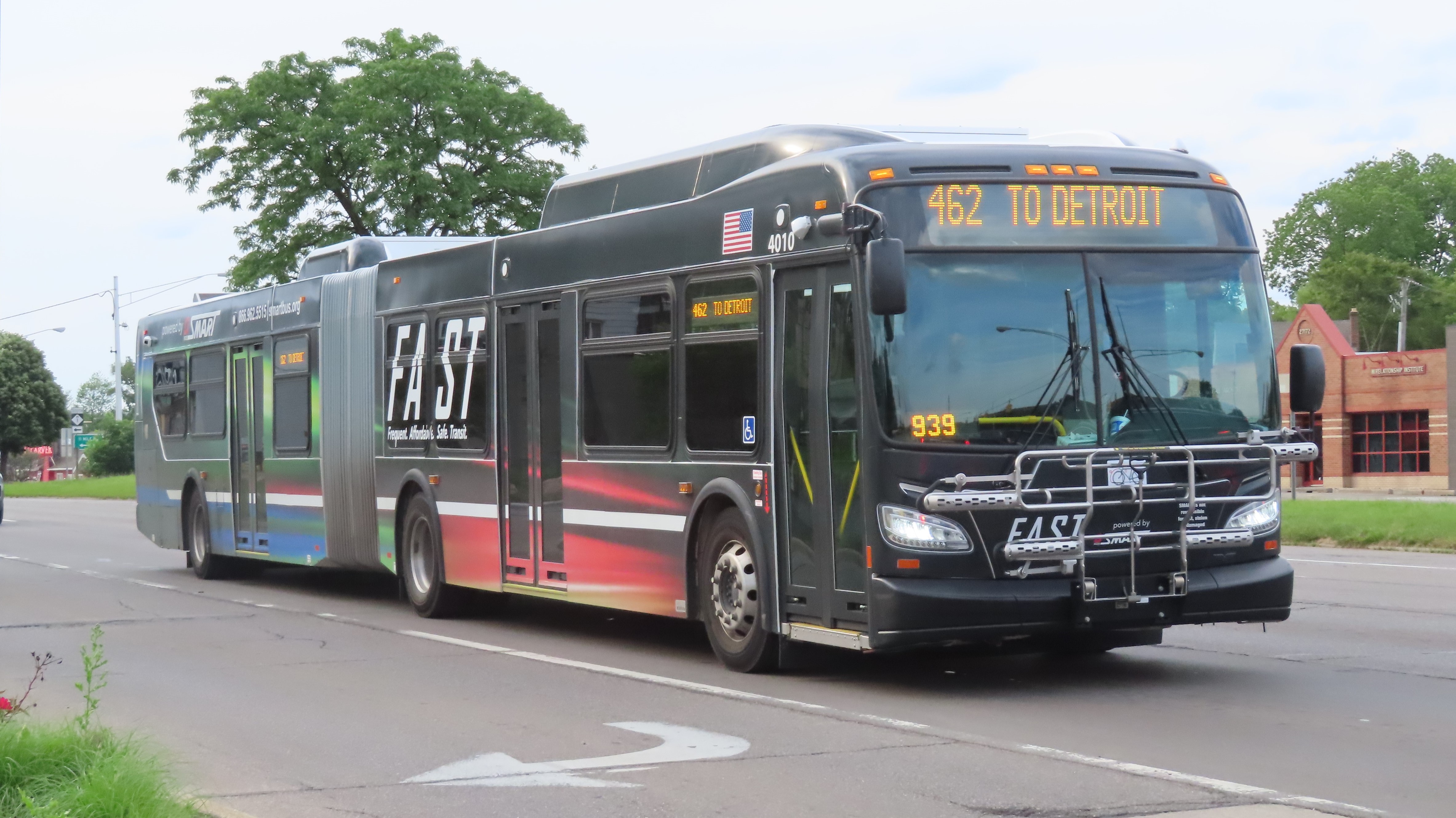 Articulated SMART FAST bus with route 462 to Detroit on its destination sign.