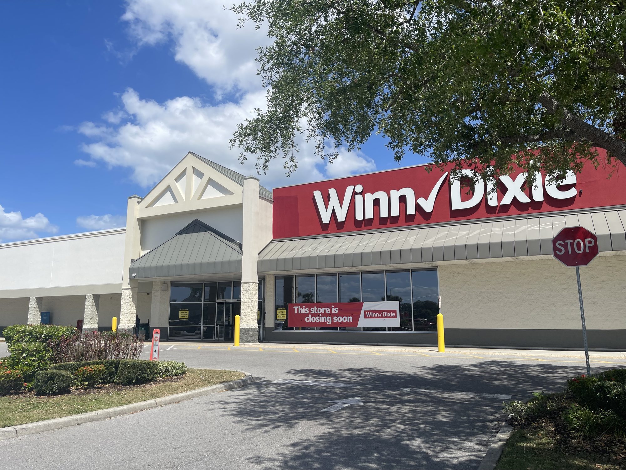 Winn-Dixie 737 on Kings Highway in Port Charlotte during closing sales.