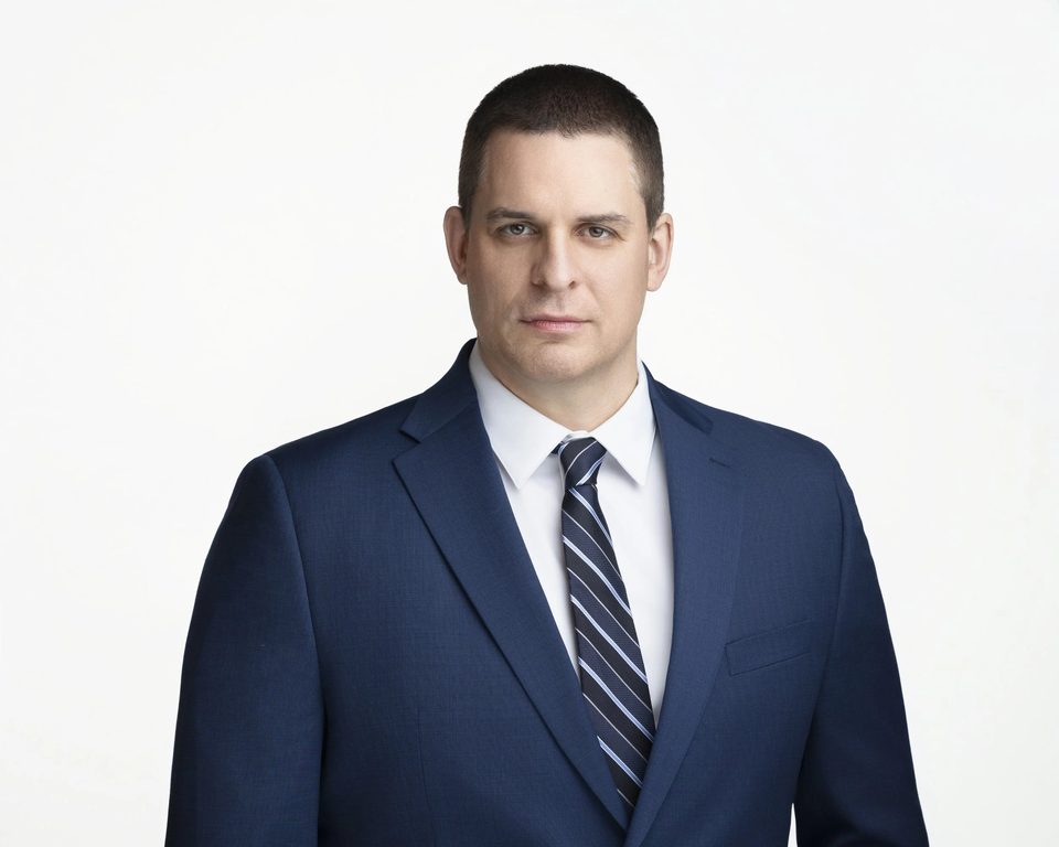 A headshot of Eli Savit.