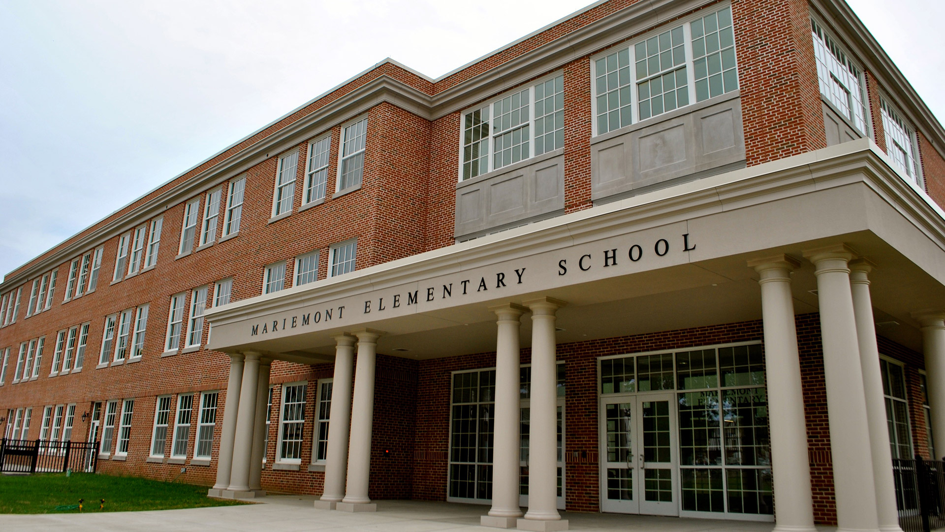 Brick facade and columned entrance of Mariemont Elementary School in Mariemont, Ohio.